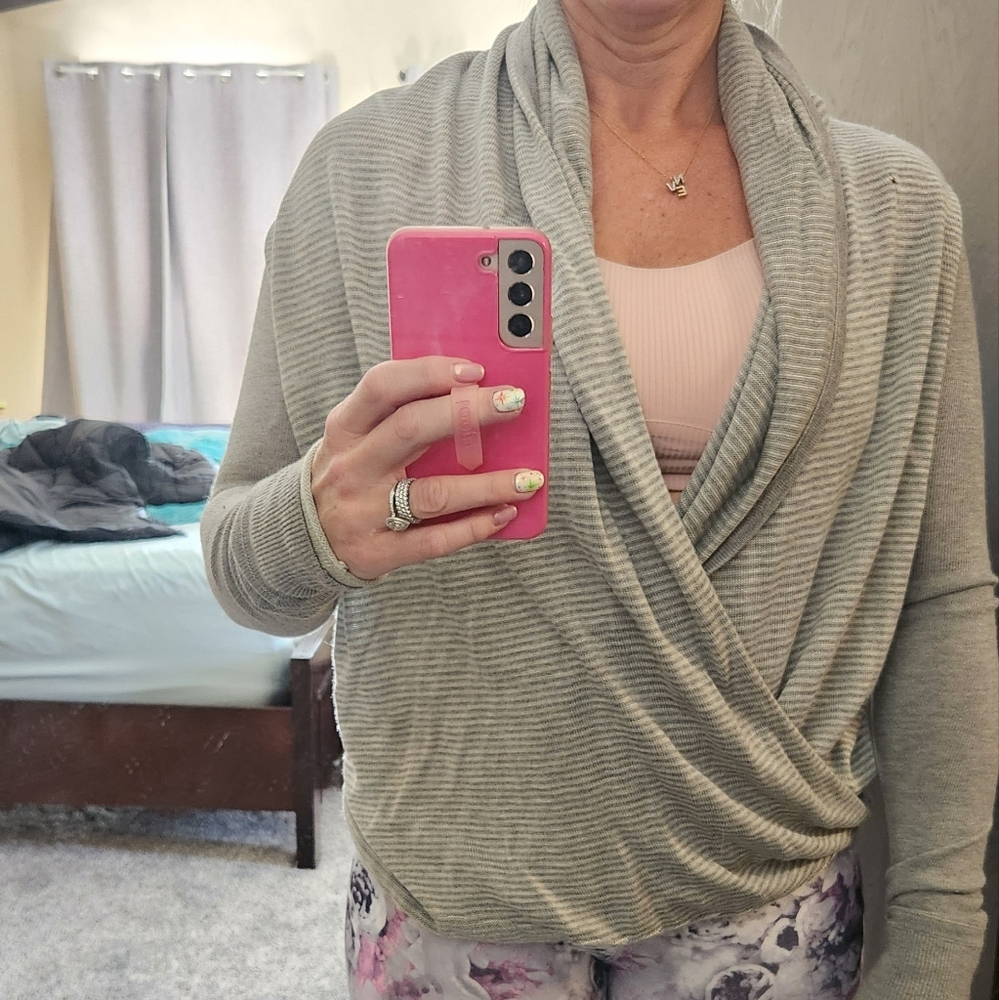 Lululemon sweater sz 6
